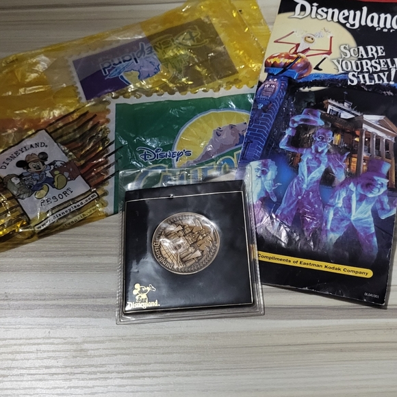 Disney - Disneyland Castle - Lmtd Ed. Mint - Coin - Plus Vintage Freebies - Picture 1 of 7